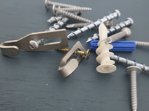Centre hooks with screws and wall plugs