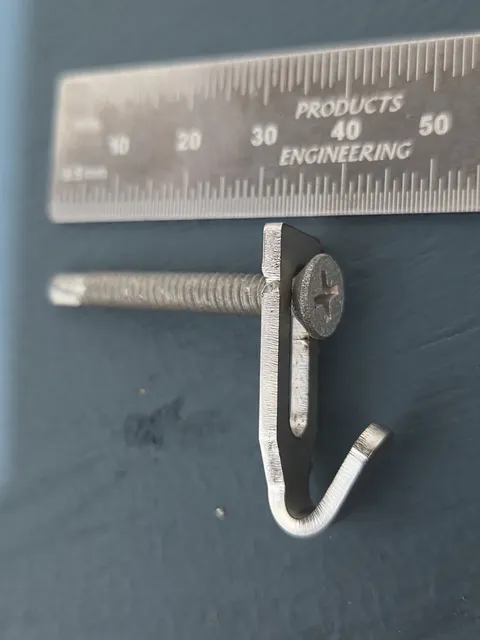 Centre hook with a screw through its slot, front view